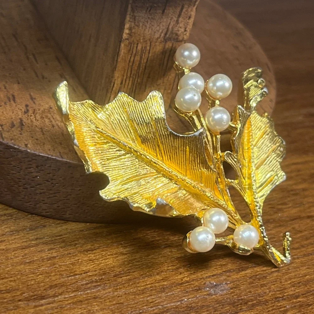 Vtg Gold Tone Holly Leaf Faux Pearl Berry Christmas Holiday Brooch Pin Festive